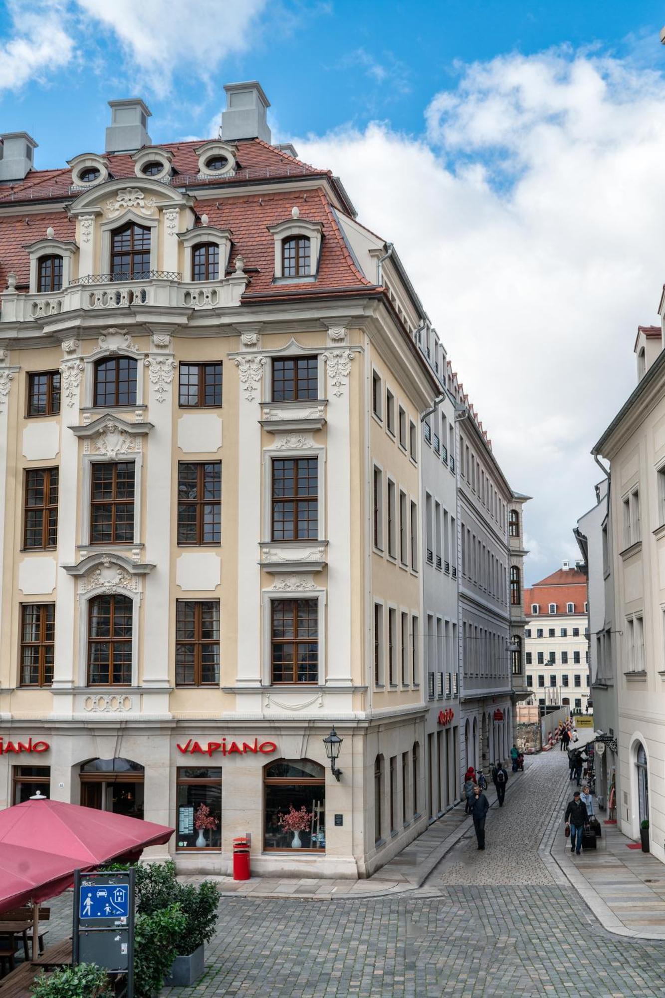 Modernes An Der Frauenkirche *